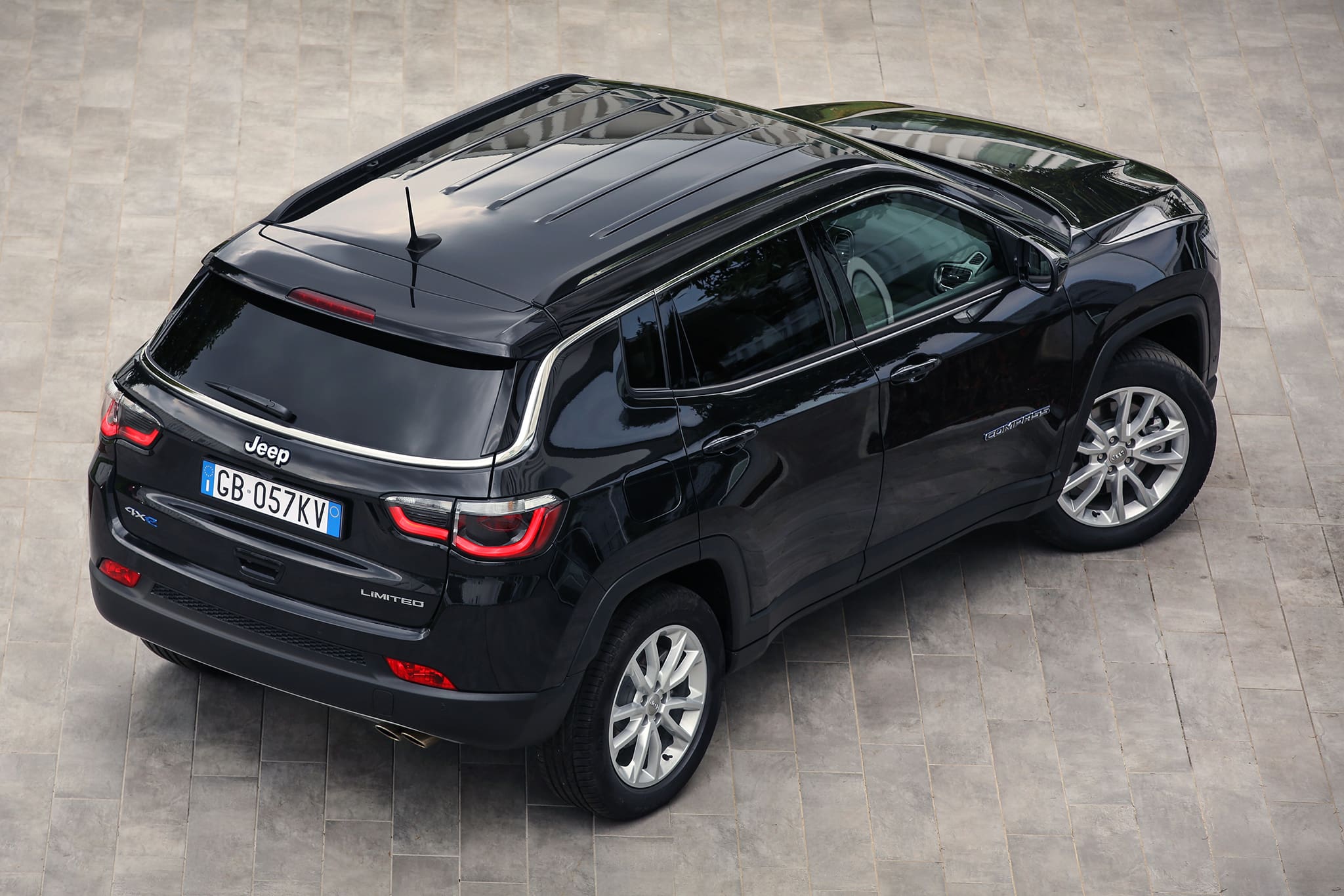 jeep-compass-4xe-2048x1366-1