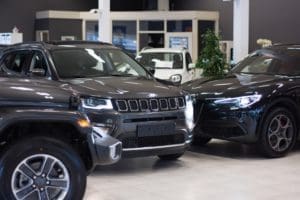 Jeep compass donker grijs voorkant showroom