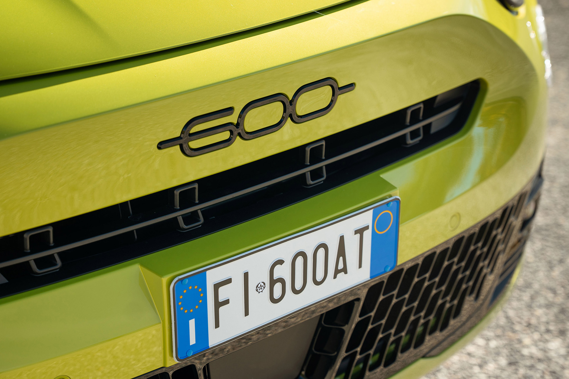 Nieuw zwart 600-logo